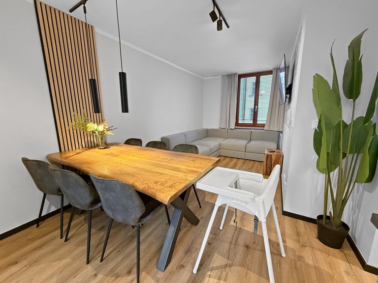 flatista homes apartments in München, Wohnung "Albrecht", Esszimmer