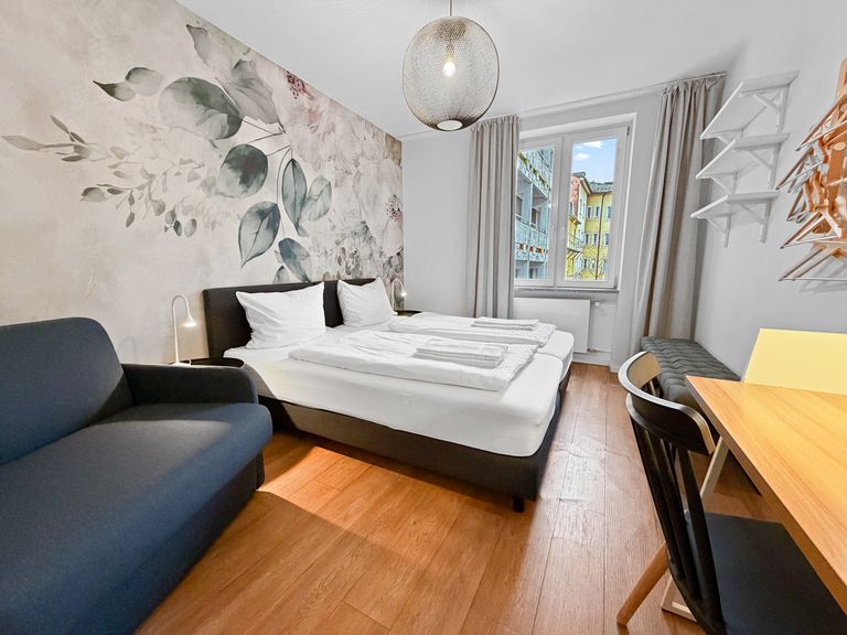 flatista homes apartments in München, Wohnung "Eddy's Central Station 1", Schlafzimmer