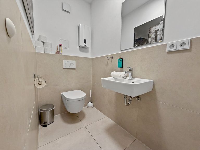 flatista homes apartments in München, Wohnung "Eddy's Central Station 1", Bad