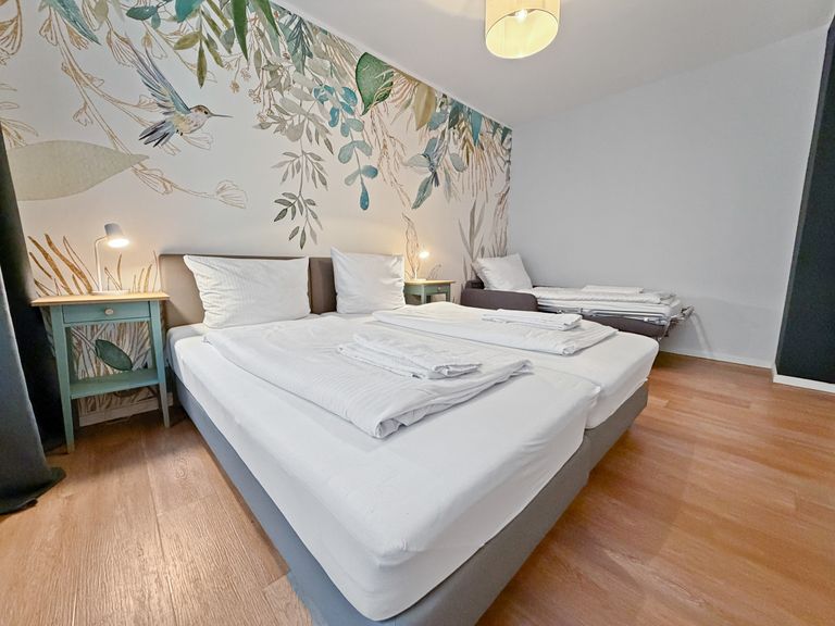 flatista homes apartments in München, Wohnung "Eddy's Central Station 1", Schlafzimmer