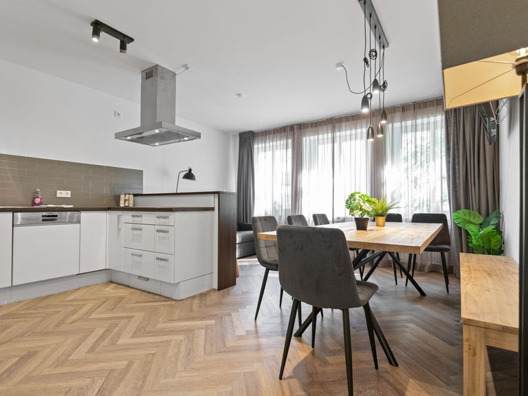 flatista homes apartments in München, Wohnung "Eddy's Central Station 2", Esszimmer