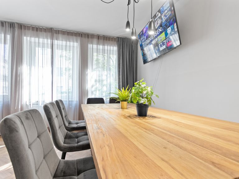 flatista homes apartments in München, Wohnung "Eddy's Central Station 2", Esszimmer