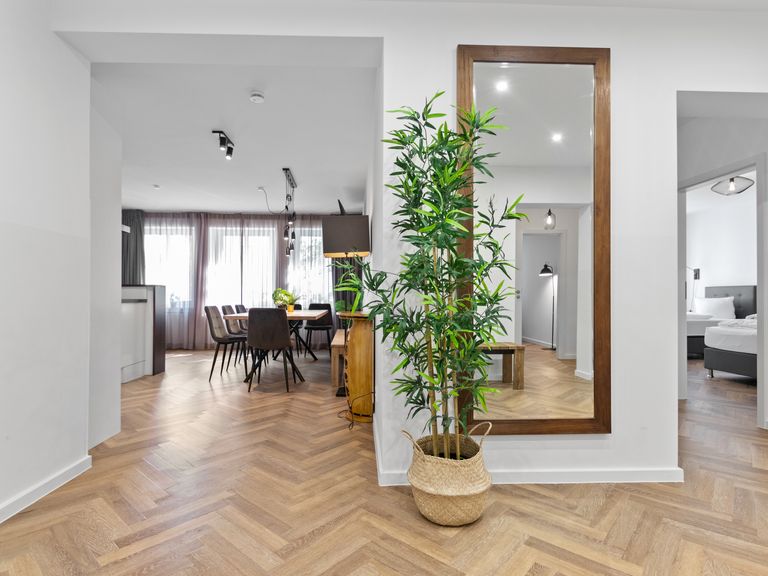 flatista homes apartments in München, Wohnung "Eddy's Central Station 2", Esszimmer