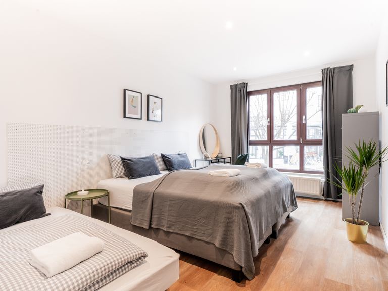 flatista homes apartments in München, Wohnung "Eddy's Nymphenburg", Schlafzimmer