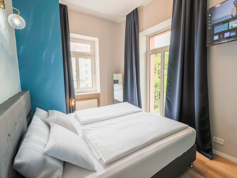flatista homes apartments in München, Wohnung "Gisela", Schlafzimmer