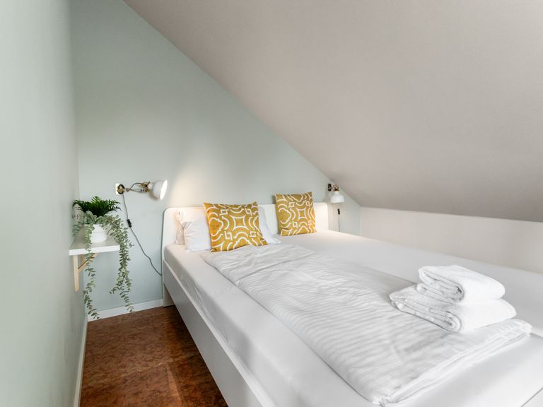 flatista homes apartments in München, Wohnung "Penthouse", Schlafzimmer